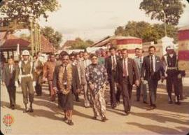GBPH Prabuningrat mengantarkan rombongan Perdana Menteri Papua Nugini  Somare melihat-lihat Krato...