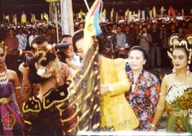 GKR Hemas didampingi Walikota Yogyakarta beserta Ibu sedang membuka Perayaan Sekaten
