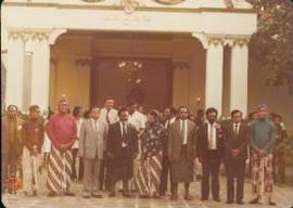 Foto bersama Perdana Menteri Papua Nugini  Somare beserta rombongan dengan GBPH Prabuningrat, Men...