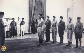 Panglima Besar Jenderal Soedirman beserta pucuk pimpinan tentara yang lain sedang menerima pengar...
