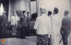 Presiden RI, Ir. Soekarno melantik Ketua Mahkamah Agung Tentara pada tanggal 17 Pebruari 1947 di ...