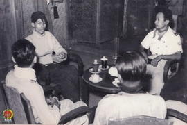 Panglima Besar Jenderal Soedirman berunding dengan Letkol. Suharto di rumah penduduk ketika Peran...