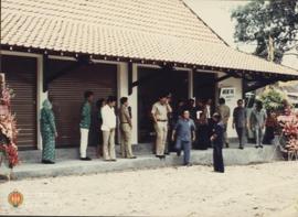 Drs. Suprastowo, Sekwilda Propinsi DIY meninggalkan lokasi peresmian warung PKK Desa Condong Catu...