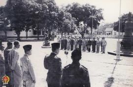 Presiden RI, Ir. Soekarno sedang memberikan sambutan pada upacara Hari Angkatan Perang .
