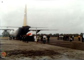 Foto almarhum HB IX mengawali prosesi turunnya kereta jenasah dari pesawat Hercules A1318 diBanda...