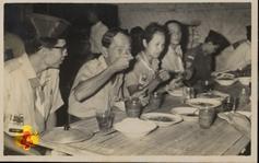 Lurah Desa Bina Budi Bangsa dan para Pembina sedang makan bersama.