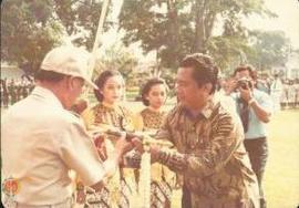 Sri Paduka Paku  Alam VIII menerima cinderamata dari Ketua PWI Yogyakarta, Sutadi pada upacara Ha...