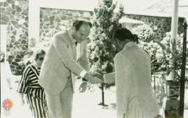 Wakil Gubernur DIY Sri Paduka Paku  Alam VIII sedang berjabat tangan dengan Dubes Yugoslavia  unt...