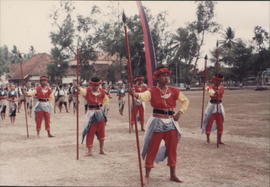 Para remaja putra Kulonprogo mempertunjukkan atraksi menari dalam rangka Hari Jadi Kabupaten Kulo...