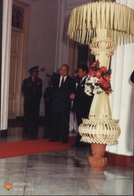 Presiden Soeharto dan Mensesneg Moerdiono sedang berbincang-bincang di depan pintu Gedung Agung Y...