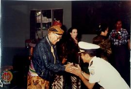 Gubernur DIY Paku Alam VIII sedang berjabat tangan dengan Camat di lingkungan Pemerintah Kotamady...