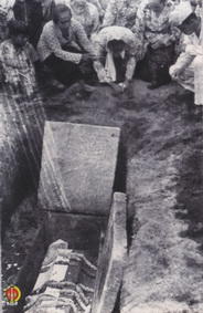 Ibu Soedirman (tengah, berkerudung) menaburkan tanah di atas peti Almarhum Panglima Besar Jendera...
