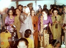 Presiden Soeharto mencoba topeng hasil Ibu-ibu disaksikan oleh Ibu Tien Soeharto.