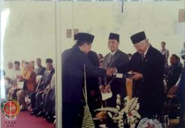 Presiden Soeharto menerima cinderamata dari Rektor UII