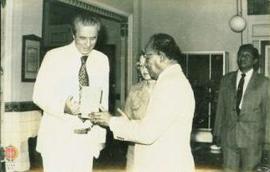 Wakil Gubernur DIY Sri Paduka Paku  Alam VIII sedang berjabat tangan dengan istri Dubes disaksika...