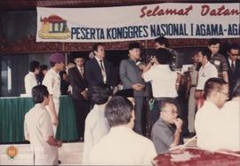 Menteri Agama RI H.Tarmidzi Taher didampingi oleh Rektor IAIN Sunan Kalijaga Yogyakarta Prof. Sim...