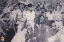 Panglima Besar Jenderal Soedirman  foto bersama pasukannya ketika Perang Gerilya di Pacitan dan n...