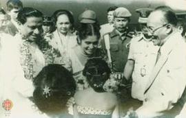 Istri P.M. Srilangkan menerima karangan bunga dari seorang gadis. Tampak Perdana Menteri Srilangk...
