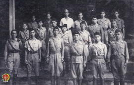 Panglima Besar Jenderal Soedirman foto bersama dengan Pimpinan Tentara Keamanan Rakyat (TKR) di Y...