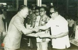 Sri Paku Alam VIII memberikan piagam penghargaan kepada peserta terbaik Penataran P4 angkatan ke ...