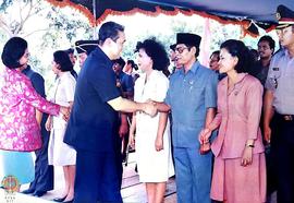 Wakil Presiden Try Sutrisno didampingi Ibu sedang berjabat tangan dengan jajaran Muspida Bantul