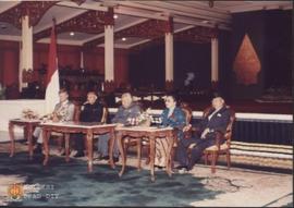 Presiden Soeharto didampingi Ibu Tien Soeharto, Mendikbud Prof. Dr. Ing. Wardiman Djojonegoro, Pe...
