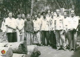 Para pamong dan rakyat Kelurahan Trihanggo Kapanewon Gamping foto bersama di depan rumah Kepala D...