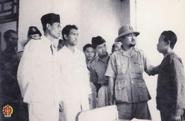 Panglima Besar Jenderal Soedirman dan Gatot Soebroto sedang menyapa salah satu prajurit.