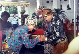 pejabat Bupati Bantul Sri Rososudarmo berjabat tangan dengan Gubernur DIY Paku Alam VIII pada aca...