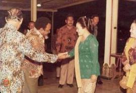 Wagub Prop. DIY Sri Paduka Paku  Alam VIII sedang memperkenalkan PM Papua Nugini, Somare kepada B...