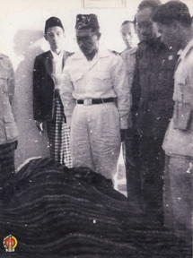 Pelayat Jenazah Panglima Jenderal Soedirman, sedang menundukan kepala ,mendoakan  pemimpin perang...
