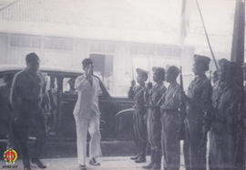 Panglima Besar Jenderal Soedirman tiba di tempat konggres RIS disambut dengan penghormatan  senja...