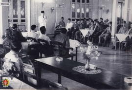 Presiden Soekarno memberikan pidato dalam sebuah sidang antara kabinet Amir Syarifudin dengan par...