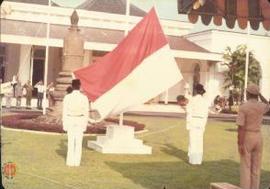 Penghormatan kepada bendera Merah Putih oleh Sri Paduka Paku  Alam VIII dan para pejabat.