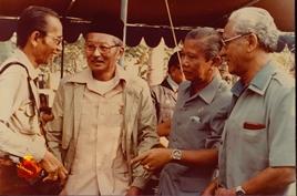 Percakapan antara Supardjo Rustam, Cakarapranala, dan Mayor Jenderal Suadi serta seorang wartawan.