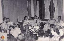 Ibu Soedirman berdialog dengan Sri Sultan Hamengku Buwono IX dalam acara 1000 hari di rumah Kotabaru
