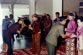 Pejabat Gubernur DIY Paku Alam VIII dan Bupati Kulonprogo Drs. Suratidjo beserta istri berjabat t...