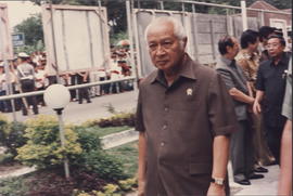 Presiden Soeharto berjalan menuju lokasi barak Pengungsian bencana Gunung Merapi.