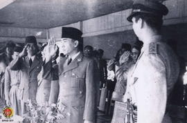 Panglima Besar Jenderal Soedirman dan para peserta upacara sedang memberi penghormatan kepada Pre...