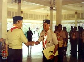 Suhardo salah seorang pengurus Kwartir Daerah XII sedang berjabat tangan dengan Paku Alam VIII (P...