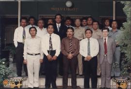 Penjabat Gubernur DIY Sri Paduka Paku Alam VIII beserta Staf foto bersama dengan Ketua Kadinda DI...