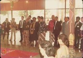 GBPH Prabuningrat mengantarkan rombongan Perdana Menteri Papua Nugini  Somare melihat-lihat sekel...