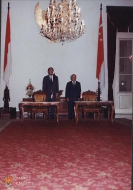 Presiden RI Soeharto dan PM Singapura Lee Kwan Yew menempatkan diri sebelum penandatanganan MoU a...