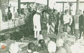 Gusti Prabuningrat memberi keterangan kepada Javaharal Nehru