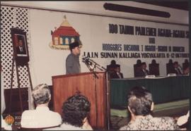 Menteri Agama RI H. Tarmidzi Taher sedang membacakan sambutan dalam acara Peringatan 100 Tahun Pa...