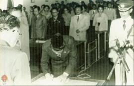 Walikotamadya Yogyakarta yang lama (Bapak Ahmad) menandatangani Berita Acara Serah Terima Jabatan...