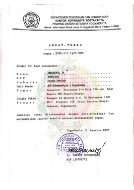 Berkas surat tugas dan daftar peserta penataran P-4 Pola 120 jam bagi Kepala SMU Negeri/Swasta ya...