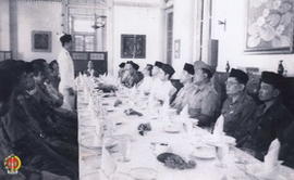Panglima Besar Jenderal Soedirman   sedang menyampaikan laporan kepada Presiden RI, Ir. Soekarno ...