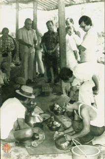 Anggota Komisi IV sedang meninjau kegiatan pengrajin gamelan di Pradonggoyoso