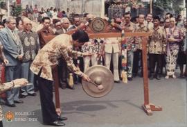 Sri Sultan HB X sedang memukul gong tanda diresmikannya Monumen Tentara Pelajar yang terletak di ...